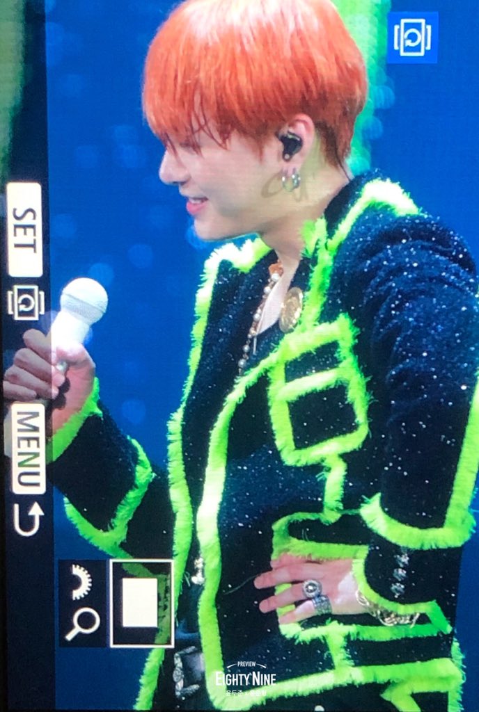 EightyNine892J's tweet photo. 181124 #하이라이트 OUTRO 콘서트 #용준형 ㅋㅋㅋㄱ https://t.co/e9i3PUijv8