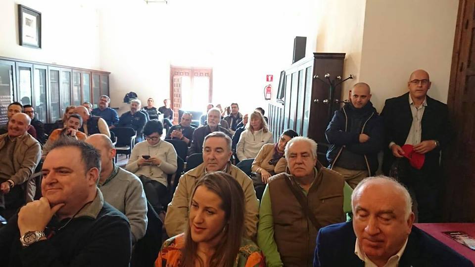 CsAntequera's tweet photo. Magnífico y excelente encuentro Ciudadano en nuestra ciudad #Antequera con nuestros candidatos al Parlamento andaluz, Maria José Torres,@WhCarlos @TeresaPardoCs 
Iniciamos el cambio ciudadano por #Andalucía y los Andaluces.
🍊🍊💪💪 #AhoraSíCs #AhoraSiEsPosible https://t.co/wtd5gnabRS