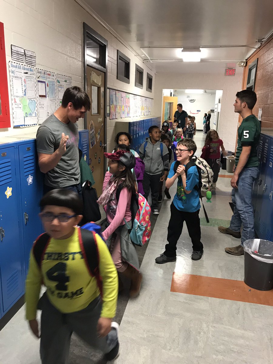 _NGash95_'s tweet photo. Wishing @DerbyPanther the best of luck today! MY 4th graders @CooperEagles260 are especially fond of these two amazing gentlemen. #DerbyProud #DFDNA https://t.co/7PbDrMkcHp