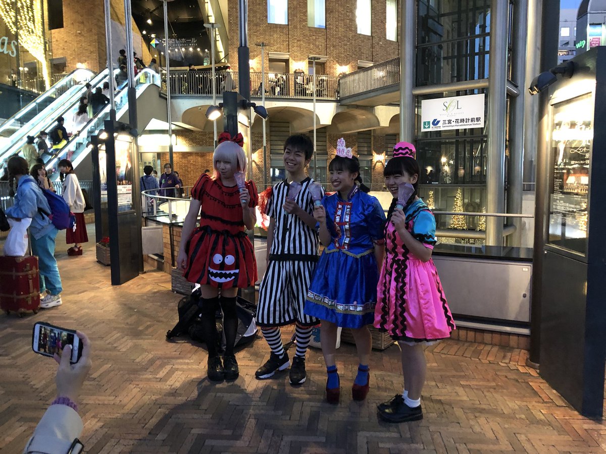 aapamyu84's tweet photo. なんか久しぶりな人めっちゃ会えた！と
会うつもりの人に全然会えへんだ！！
コスしたらよかった！無念！明日するかなぁァ
今日も楽しかった！ありがとうございました！！！
明日みなさん気をつけてお越しくださいと、田舎でご了承ください(地元より豊岡は都会のつもり) https://t.co/SJP8QjbjVm