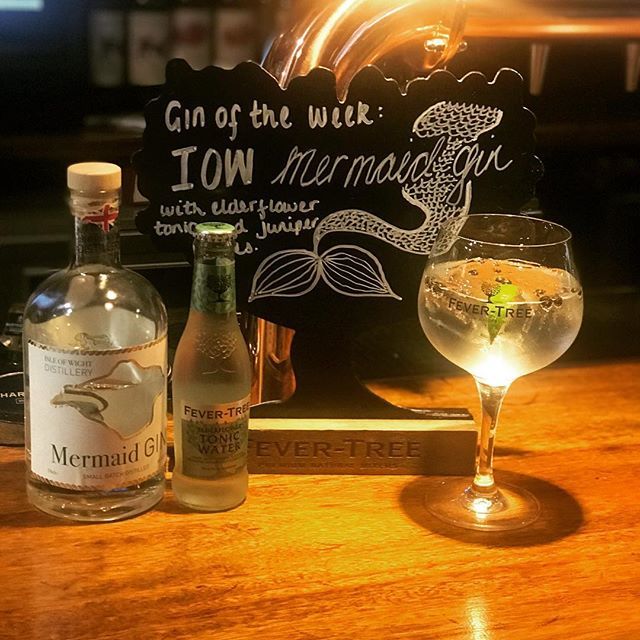 It’s gin of the week time! @isleofwightdistillery mermaids 🧜‍♀️ gin with an elderflower <a href="/fevertreemixers/">Fever-Tree Mixers</a> wedge of lime &amp; juniper berries #ginoftheweek @loveyourpubgroup #lovelyweatherforducks #emsworthlife ift.tt/2OZYjQH