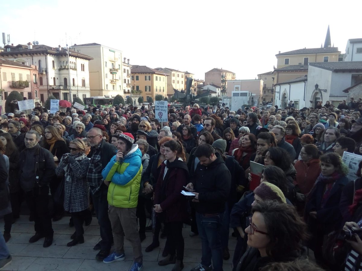 global_project's tweet photo. Centinaia di persone al presidio #antifascista, #antirazzista, #antisessista in Piazza Isolo a #Verona. Conferenza stampa pubblica a cui decine di persone si stanno alternando al microfono. Ci saranno anche collegamenti in diretta dalla manifestazione di #nonunadimeno a #Roma https://t.co/JaN7HcJmTr