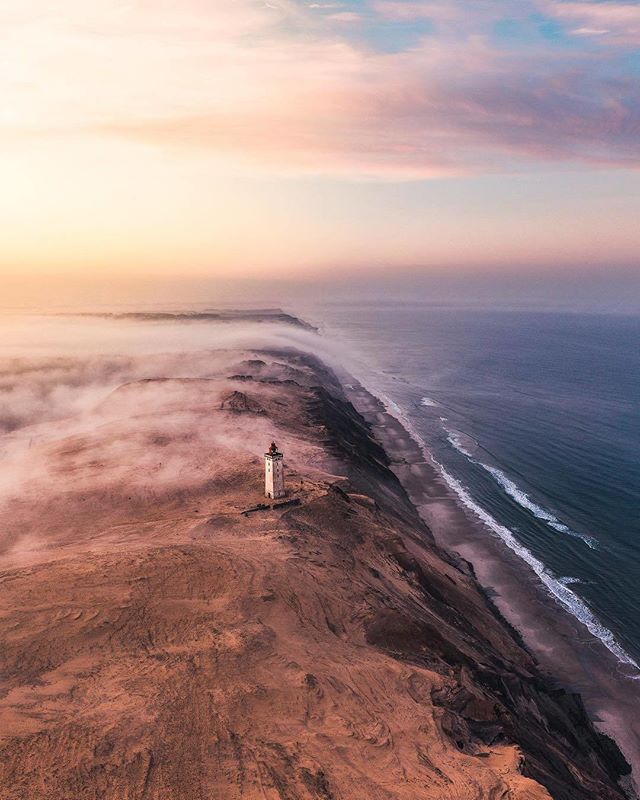 On a scale from 1 to 10 how jaw-dropping is this photo of a magically misty morning at the Rubjerg Knude Lighthouse? 😍
.
Thanks for letting us share your gorgegous #RubjergKnude moment dennislundby 🙏
.
#visitdenmark #denmark #lighthouse #rubjergknudefyr #coastline #iconicplaces