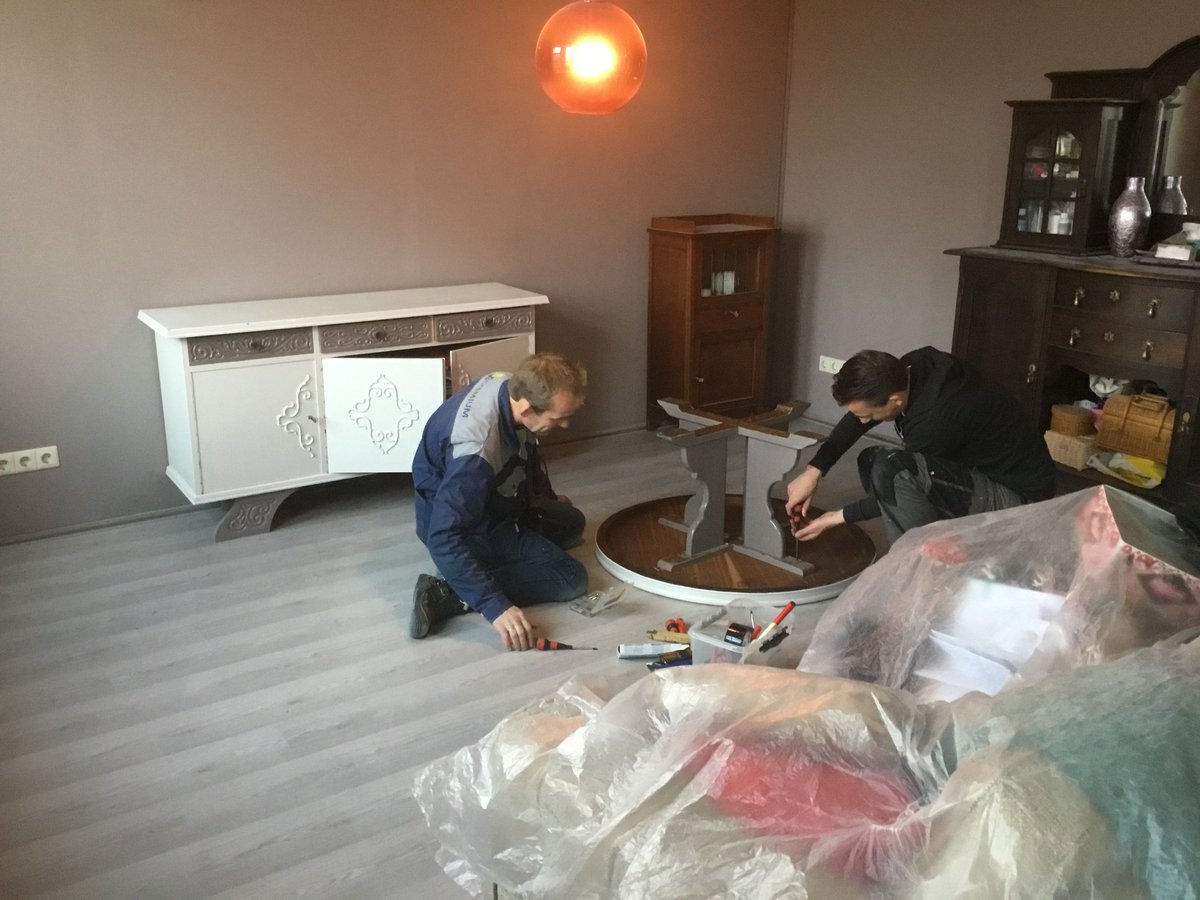 PresentNG's tweet image. Twee dagen met twee groepen zorgen voor metamorfose van woonkamer in Uithuizen!