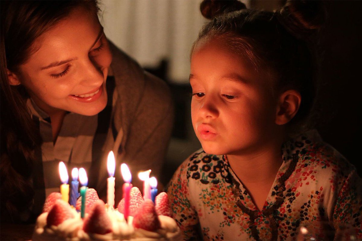 CanonRU's tweet image. День рождения, как сказочная история, развивается по законам жанра: начинается с надувания шариков, завязывается с приходом гостей. Запечатлеть кульминацию с задуванием свечей поможет выполнение одного или нескольких условий: bit.ly/2KshrX0.

#CanonTips #LiveForTheStory