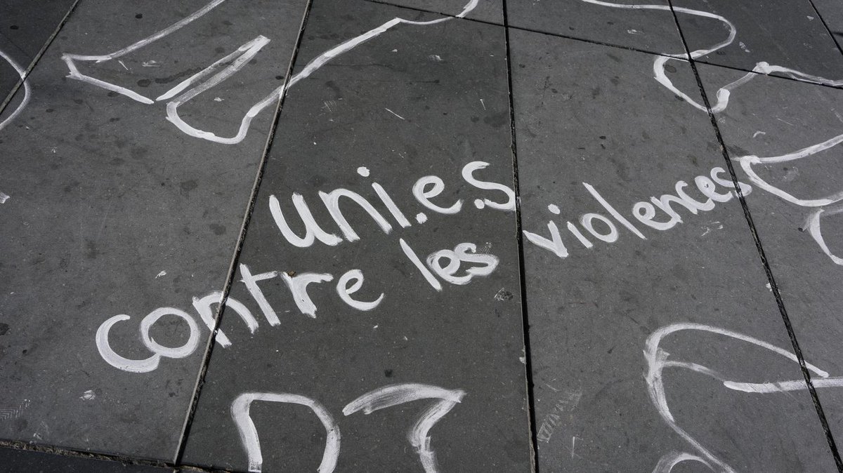 franceinfo's tweet photo. DIRECT. #NousToutes : des milliers de personnes manifestent contre les violences sexistes et sexuelles

https://t.co/pZIxONW4FO https://t.co/SU2vFnRGRZ