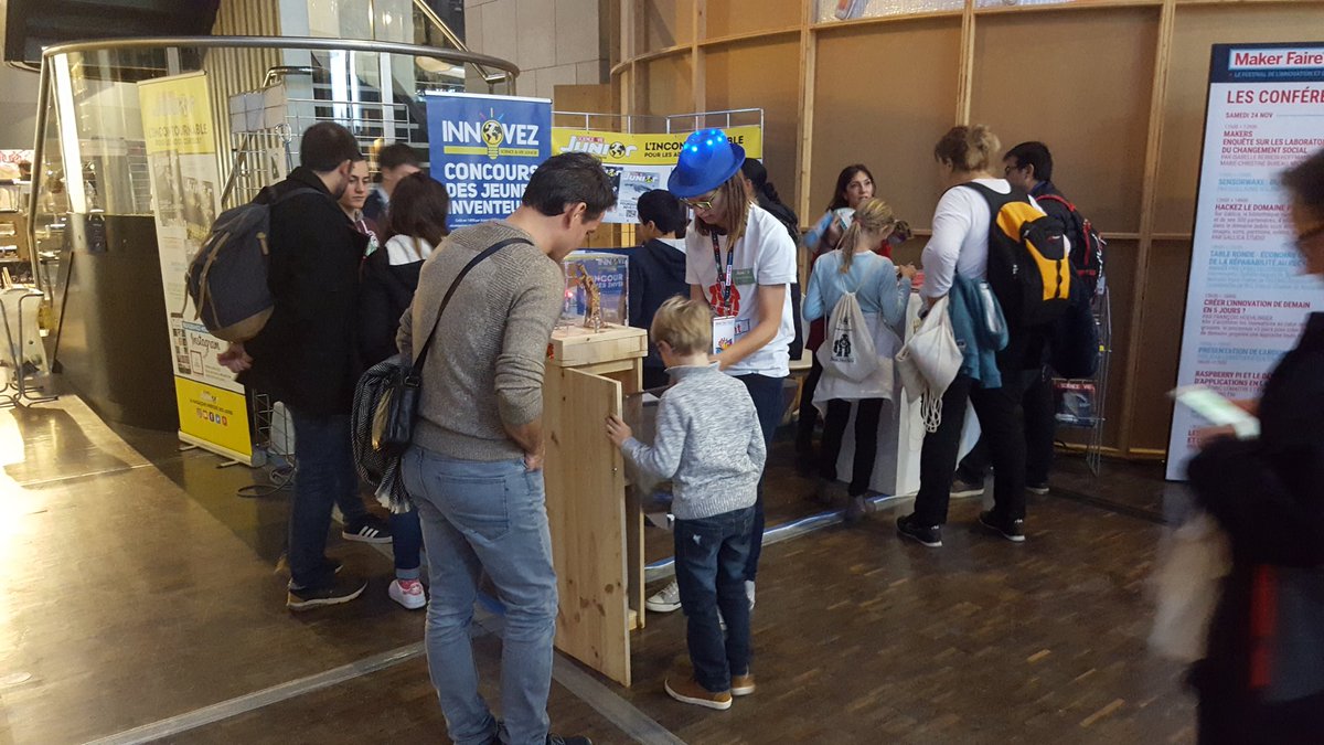 FabDELABROYE's tweet photo. Il y a du monde sur le stand #svj de la #mfp18 pour voir 4 des gagnants du concours innovez @LeLaboSVJ https://t.co/lvDIFDPbSj