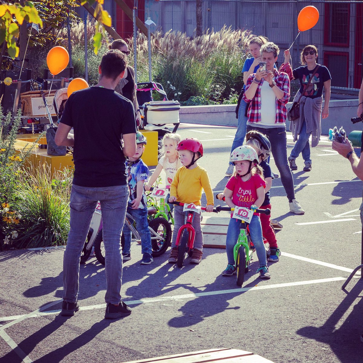 KeistadFietsF's tweet photo. Jong geleerd, oud gedaan..! Nagenieten van alle foto’s en mooie momenten. #loopfietsenrace #keistadfietsfestival #keistad #amersfoort #justpedalbikeshop #bepumped 📷@remipankras https://t.co/x4E5be4BGt
