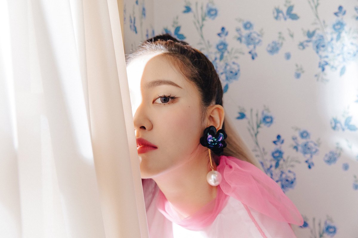 REVELDOM's tweet photo. The best maknae and her teasers arrived and she looks awesome 💜 #ReallyBadYeri #RedVelvet_RBB @RVsmtown https://t.co/ioXLiJJSis