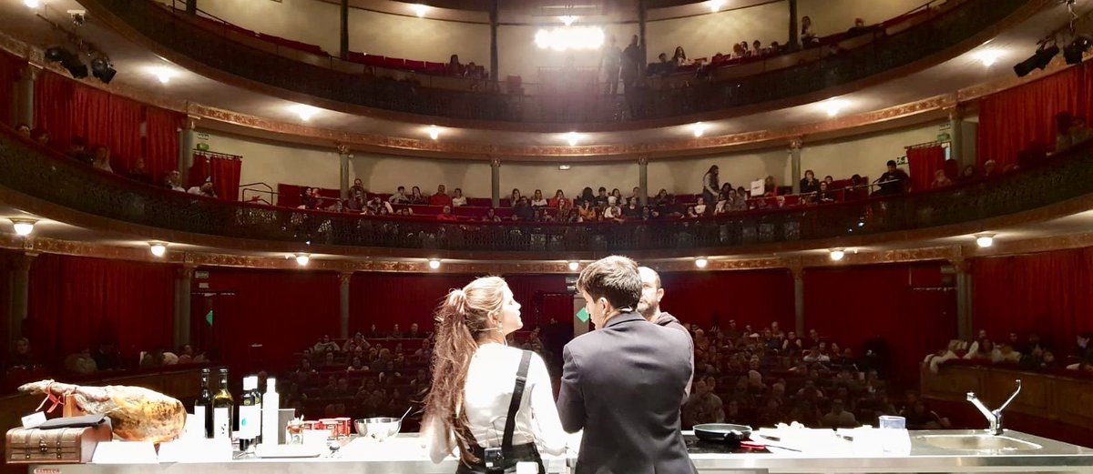 DiputacionCC's tweet photo. 🐄 🧀 🍯 🍒 🍷🐑🌶 👩🍳 👨🏻🍳
Nuestros mejores productos protagonistas en CÁCERES.
@chromangordo, presidenta de @DiputacionCC ha asistido hoy a la Gala Tentación-es de Cáceres en el @GranTeatro_Cc organizada por @Turismo_DipCC #CCT18 https://t.co/3yZBR96huT