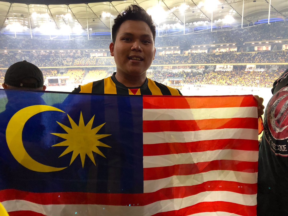 azmizulkiflee's tweet photo. SEHATI SEJIWA! ๐ฒ๐พโฝ๏ธ๐
#3Mata #DemiMalaysia #HarimauMalaya #AFFSuzukiCup18 https://t.co/1quQyejLeD