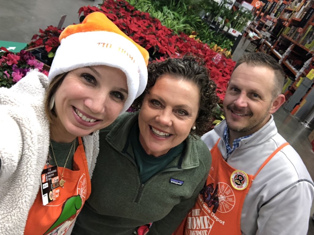 misshd03's tweet photo. Team Madison showing up!! #1InALonBF!😳🙌 great job team super proud!! @JHW1077 #kidsworkshop #BF2018 #leadership! Thank you Donna for your partnership! @ddavis_m https://t.co/2wZTUJta9Y