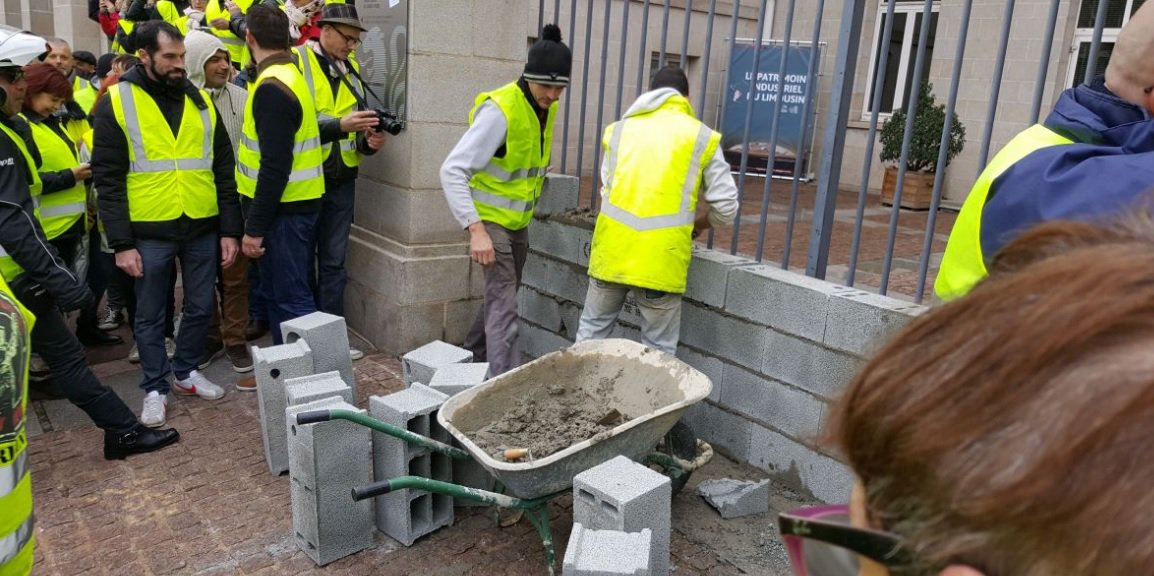 LeGrandDruide's tweet photo. Les mecs maçonnent le Conseil Régional. #GiletsJaunes https://t.co/CJiqdAvmh5