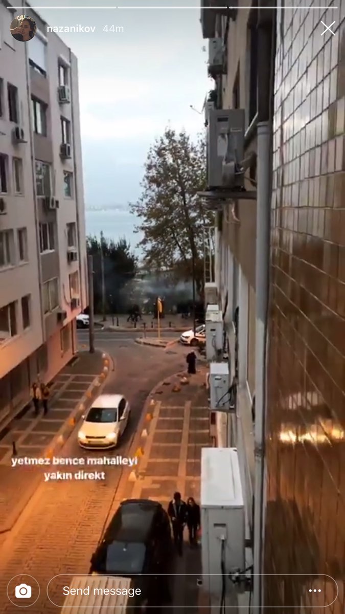 Odasının cam kenarına sallanan sandalyesini koyup tüm gün muhalefet olan mahallenin yaşlı teyzesi ektedir. <a href="/nazanovic/">☁️</a>