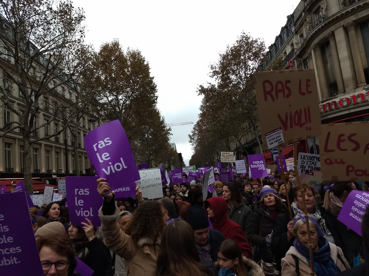 Une seule mention sur <a href="/BFMTV/">BFM</a> de la manifestation contre les violences sexistes #NousToutes qui se déroule dans le calme alors qu'on ne parle que des dégâts de la manifestation des #GiletsJaunes ..désolant !! #EnsembleContreleSexisme 12000 manifestant.e.s ! <a href="/laurossignol/">Laurence Rossignol</a>