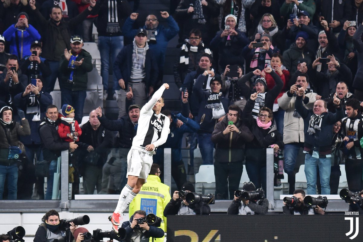 🔥 @Cristiano became the fastest player in Juventus history to reach 10 goals in all competitions, after 16 appearances 👏👏👏
#JuveSPAL #CR7JUVE