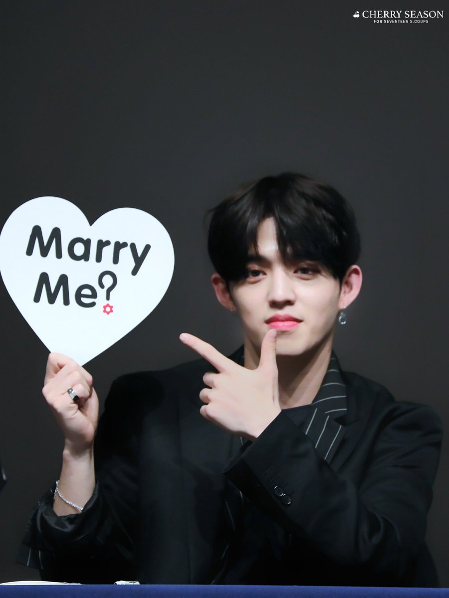 cherry_cheol88's tweet photo. 180210 미화당 팬사인회

예스!!! 💍

#세븐틴 #에스쿱스 #최승철 #SEVENTEEN #SCOUPS https://t.co/t5UqiSvVAV