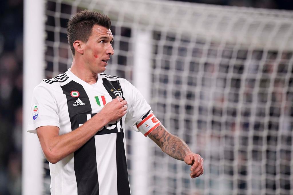 Un onore vestire la fascia da capitano e festeggiare un'altra importante vittoria - ringrazio il nostro staff e i miei compagni per la fiducia 💪🏻con o senza la fascia mi sento un vero Juventino e darò sempre il massimo per questa maglia ⚪️⚫️#forzajuve #finoallafine #mm17🌪