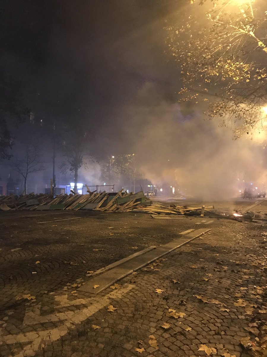 chlosayshey's tweet photo. Profondément choquée, insultée sur le chemin par des #GiletsJaunes, quelque chose à dire pour votre défense ? https://t.co/on7rashKrT