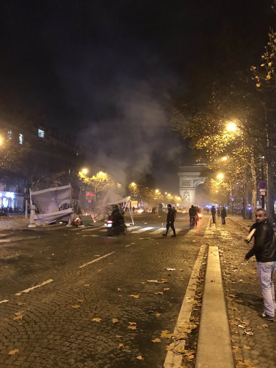 chlosayshey's tweet photo. Profondément choquée, insultée sur le chemin par des #GiletsJaunes, quelque chose à dire pour votre défense ? https://t.co/on7rashKrT