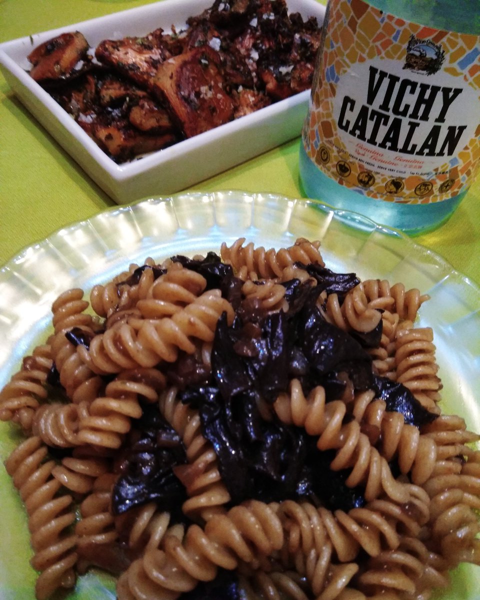 AlexDeulo's tweet photo. Pasta @dececco_pasta amb trompeta de la mort i per picar uns quants rovellons i pinatells saltejats amb all&julivert. @vichycatalan . Tremendo!!! Boníssim!!! #lacuinadelasandra #trompetadelamort #collitapropia #pasta #all&julivert #sishimi #vichycatalan #tremendo #delicatessen https://t.co/YotPoSgaA7