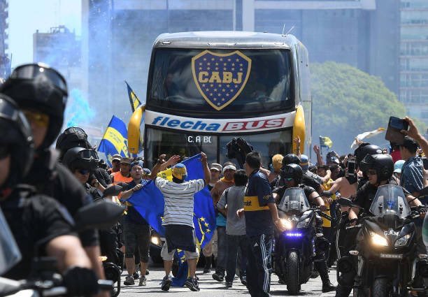 Partita ormai falsata. Forse la giocheranno per motivi di ordine pubblico. Ma all’ordine pubblico ci potevano pensare prima scortando il pullman del Boca in modo serio. Vergogna in mondovisione #SuperClàsico #RiverBoca