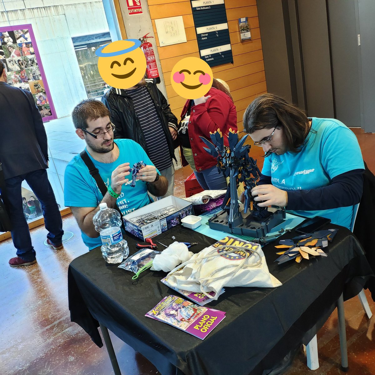 AsoNewtype's tweet photo. En directo 🔴 montaje dentro de la exposicion de @MurciasereManga pasaros a ver cómo montan maquetas!!! https://t.co/mP7nEkXhv8