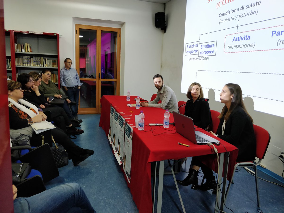 EnteEnfor's tweet photo. I corsisti della III edizione del master "Management per l’inserimento lavorativo di persone con #autismo" parlano di kit operativi del job coach per l'autismo. #disabilità #Policoro #Basilicata https://t.co/8SOh3CpMHQ