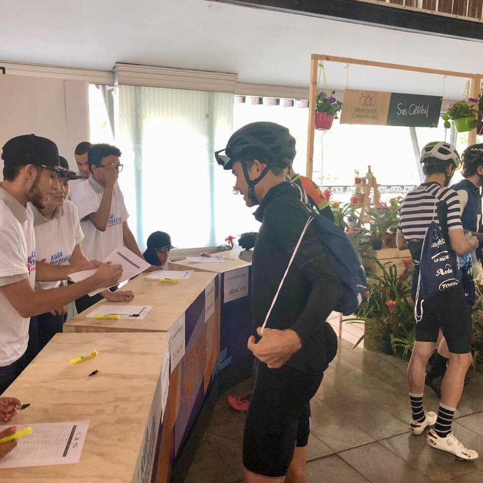 Nuestro amigo <a href="/CamiloVillegasR/">Camilo Villegas</a> ya reclamó el kit de la #RutaMedellín y está listo para rodar mañana por las calles de nuestra ciudad 🚴💪🏻👏🏻

El deporte como expresión de unión, integración familiar y cambio social. Por vos Medellín 

#MedellínRuedaConVos