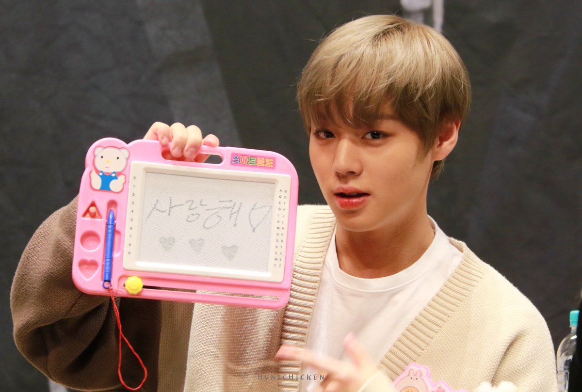 HUNICHICKEN0529's tweet photo. 181124  핫트랙스 팬싸
박의사 !!!!!!!
#박지훈 #워너원 https://t.co/lHxloT1LmA
