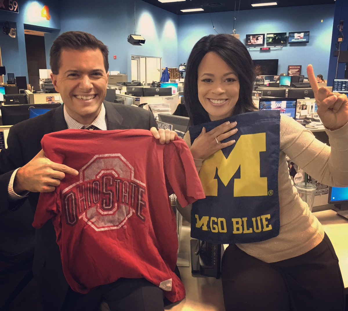FanchonStinger's tweet photo. It’s ON!!! When the most storied rivalry in sports follows you to work everyday!! See you on the field today friend! #maizeandbluefan vs #scarletandgreydan @DanSpehler #DanAndFan #goblue #beatosu #MICHvsOSU #RevengeTour @UMichFootball @michiganalumni @mich https://t.co/NQimbNDosM