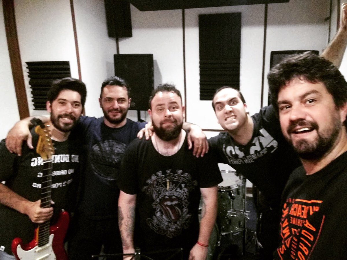 Andar por la #SantaCalle nos junta y nos potencia. Un amigo se suma a este viaje, por nuestro Rocanrol. ¡Bienvenido Hugo Altuna!