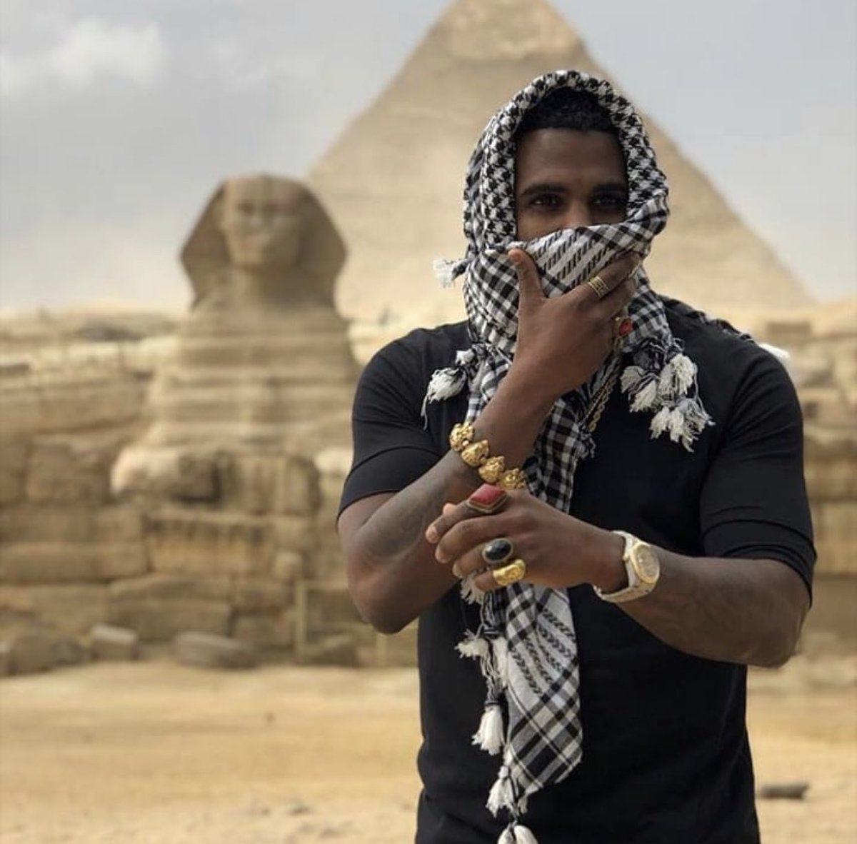 WhatsUpCairo's tweet photo. #WhatsUpCairo We Are Exicted You Are Here 😍 @jasonderulo Posing In Front Of The Pyramids Obviously He Is Enjoying His Stay #pyramids #thisisegypt #visitegypt #jasonderulo https://t.co/vvEQcfhhFD