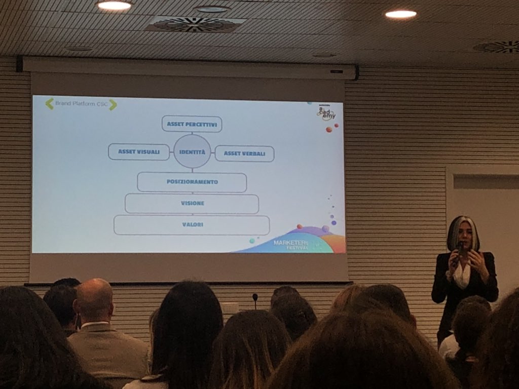 ⚠️ Il punto cardine di qualunque azienda sono i valori, fondamentali per riuscire a entrare in empatia con il nostro pubblico. Bisogna lavorare sugli influencer interni perché sono loro che portano i veri risultati. Chapeau <a href="/digirebranding/">Carlotta Silvestrini</a>! 👏🏻 <a href="/mktrsacademy/">MARKETERs Academy</a> #MF18