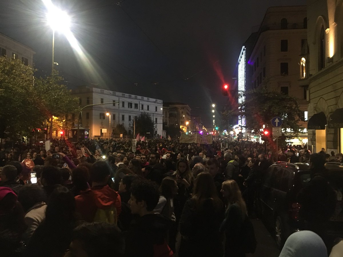 Un lunghissimo corteo in stato di #agitazionepermanente! #Roma #NUDM #endgenderviolence #parità @nonunadimeno