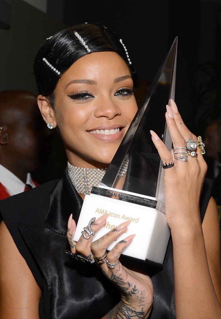 תוצאת תמונה עבור RIHANNA ICON AWARD