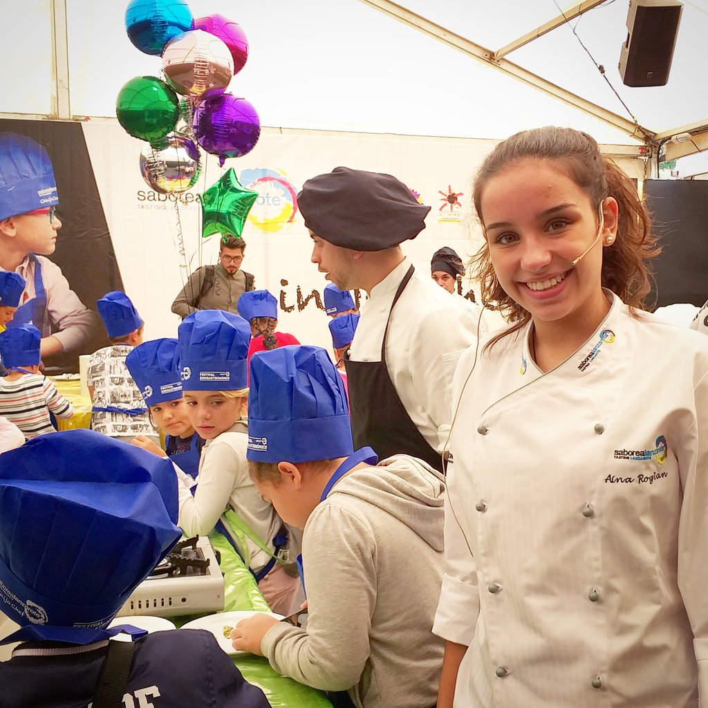 Este fin de semana estamos en #saborealanzarote2018 en uno de los lugares más bonitos de España, acompañada de un monton de futuros chefs que participan en los talleres de cocina de la Aula 'Chinijo' Chef
#Lanzarote #SaboreaLanzarote #ForumGastronomic #Canarias #masterchefjunior