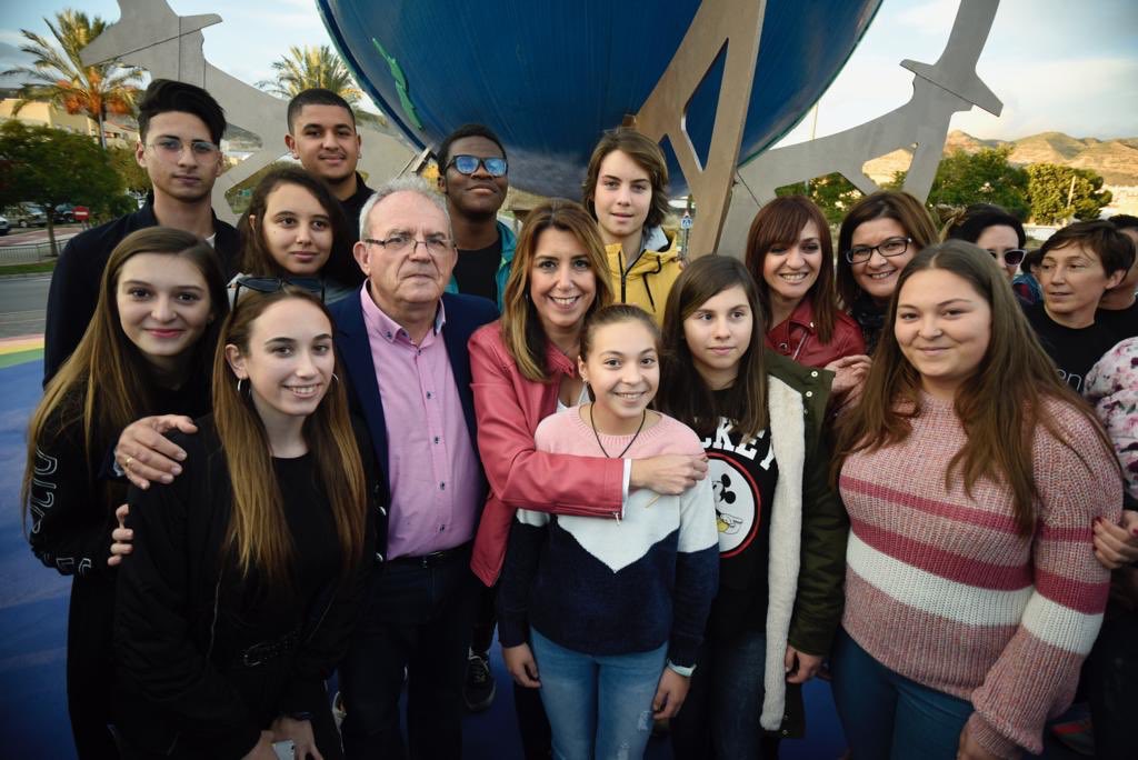 Un alto en el camino de nuestra jornada por la provincia de #Almería para tener un breve encuentro con colectivos vecinales de Vícar en la rotonda de La Paz. Seguimos con nuestra campaña de cercanía y en positivo.