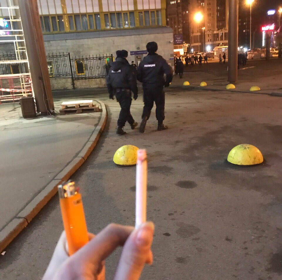 Я КУРЮ И МНЕ ПОХУЙ.
патамушта не нарушаю правила,15 метров от метро есть, я за границей. НЕ ПРИЕБЕТЕСЬ МЕНТЯРЫ
