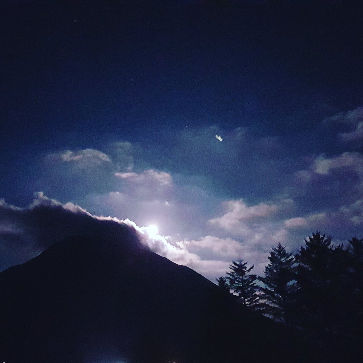 Errigal_Hostel's tweet photo. Errigal under the moonlight last night 😍 #exploreerrigal #dunlewey #lovedonegal #moonlight #errigal #howlatthemoon https://t.co/zkVjb0J8Ct