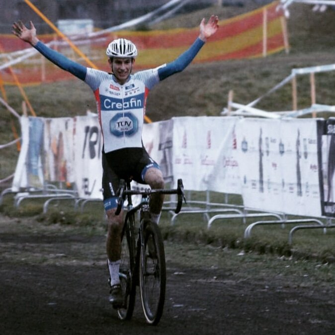 Mijn eerste overwinning bij de Elites is een feit!

#creafintuvsud #gentmotors #zannatabikes #sramroad #ridededa #shplus_official #doltcinisportswear