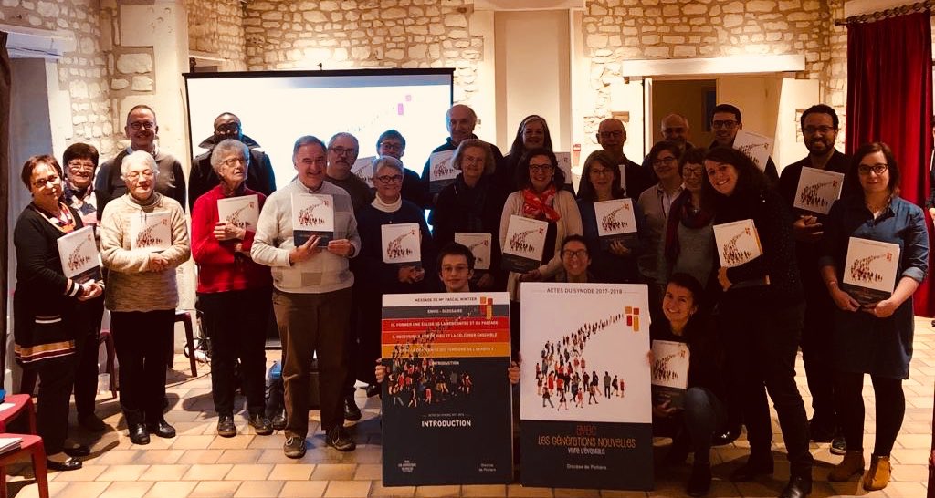 AudeAgnewBal's tweet photo. Synode act’ à #Châtellerault en pleine réflexion pour la mise en œuvre concrète des  actes de @Synode_Poitiers ! https://t.co/Ach9wi8VLn