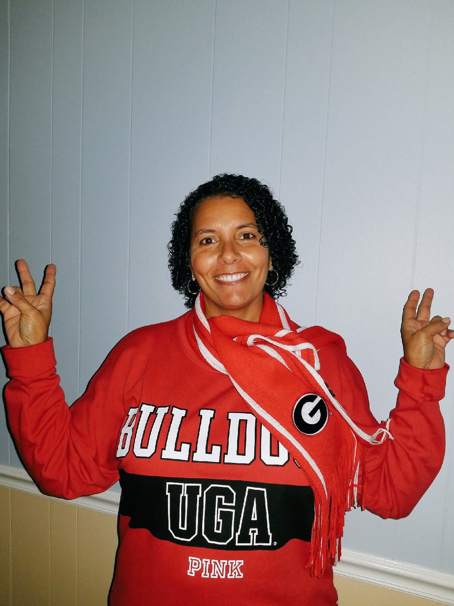 _ThatGuySays's tweet image. Even Mama is draped in her UGA gear today 🐶 🖤❤️ #ForTheDawgs #WreckTech