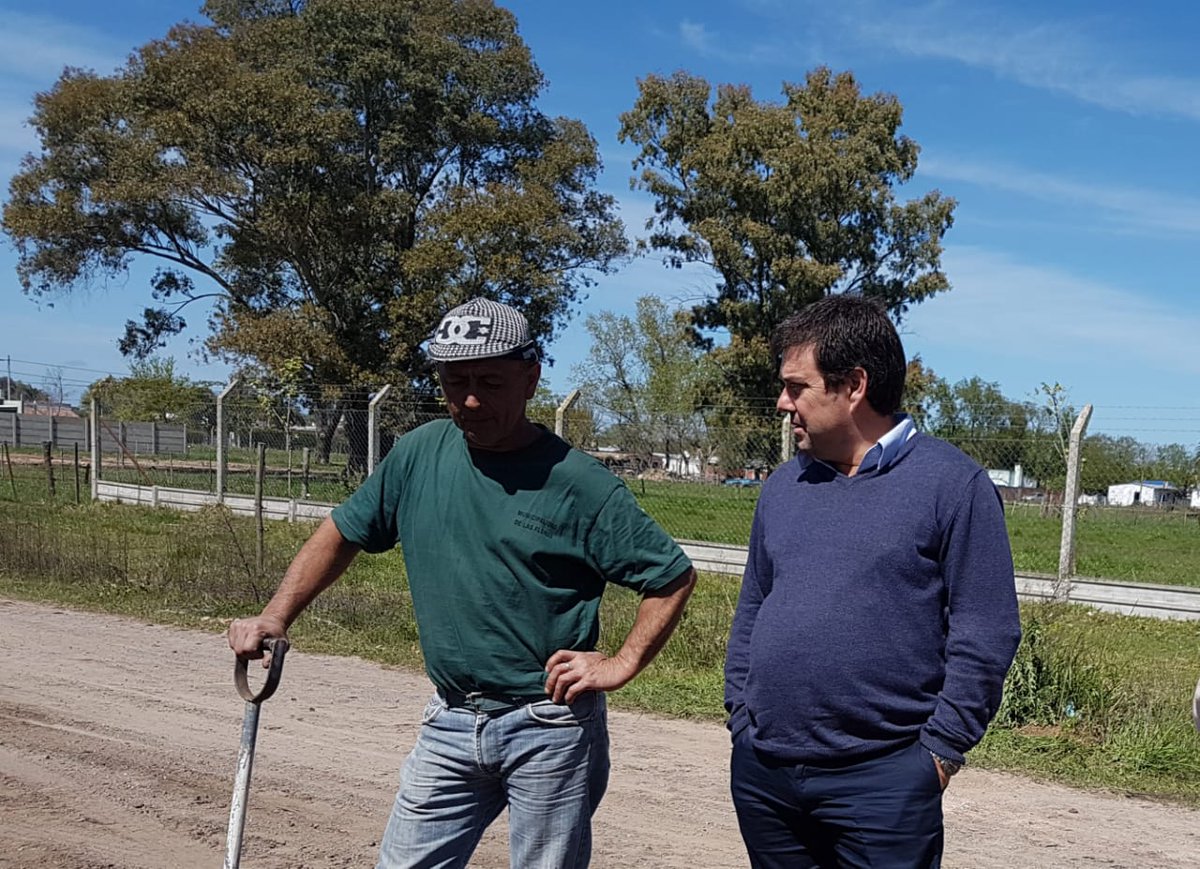 Ramon_Canosa's tweet photo. Al Estado lo hacemos entre todos, los funcionarios que ocupamos un lugar en forma temporaria y los vecinos que siempre trabajan por una comunidad mejor #CambiandoJuntos https://t.co/q57Q4fCWQu