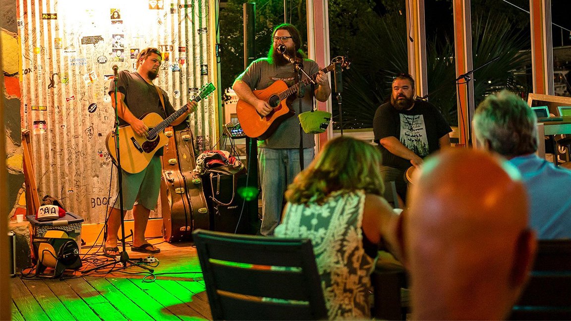 Live music happens just about every night here at Bubba’s!
#bubbasloveshak #livemusic #food #drinks #views #marshwalk #fun #friends
