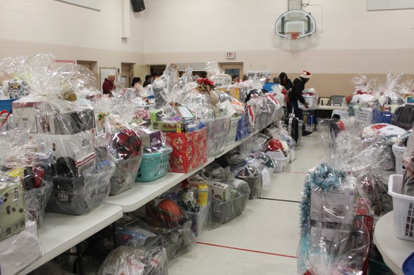 HHDental's tweet photo. Heritage House Dental once again donated a basket to Basketeers this year. Each year violence and abuse drive more than 100,000 women and children out of their homes. Basketeers assists these women as they transition back into the community. https://t.co/DUXYUkWXSc #Basketeers https://t.co/RrrpmaMW9Z