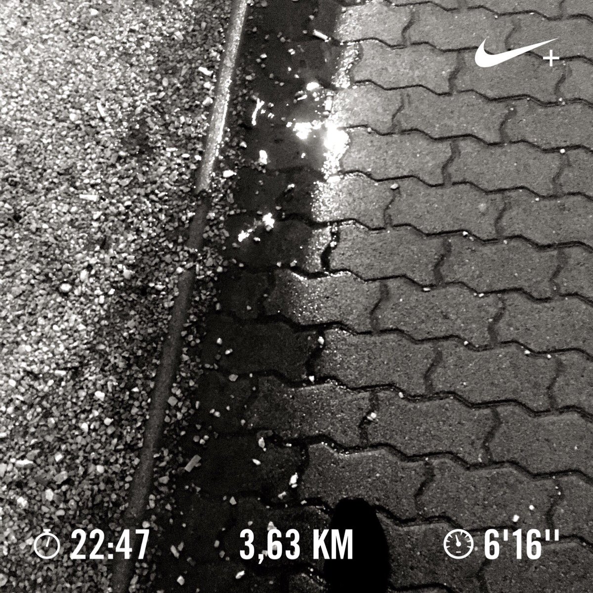 tril_lian's tweet image. my kinda weather 😍 #running or #raindance 
ps. my new #hyperwarm hoodie is awesome @NikeRunning @bennettrun.
#everyrunhasapurpose