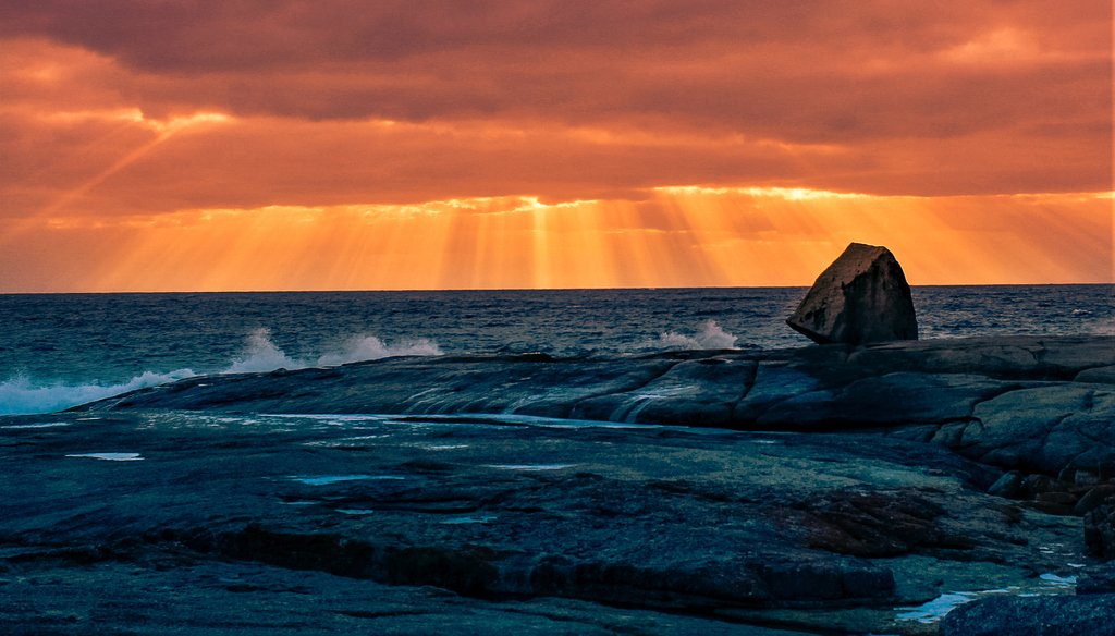 Golden sky and crashing waves to start the day.
 #amazingview #natureisbeautiful  #naturephotography #exceptional_pictures  #tasmania #discovertasmania  #sunrise_and_sunsets #sunsetorsunrisemagazine #sunrise #blowhole #waves