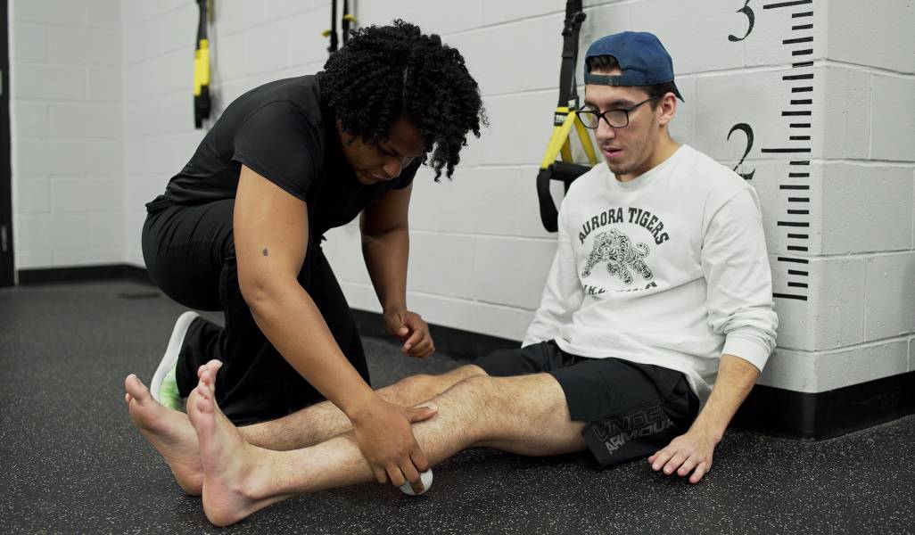 #SportSideMedical's Gill showing an #athlete a way to release his own calf muscle using a #lacrosse ball. #legday #legs #workout #stretch #stretching #leg atretch #calfstretch #yoga #physio #physiotherapy #sportstherapy #treatment #calf