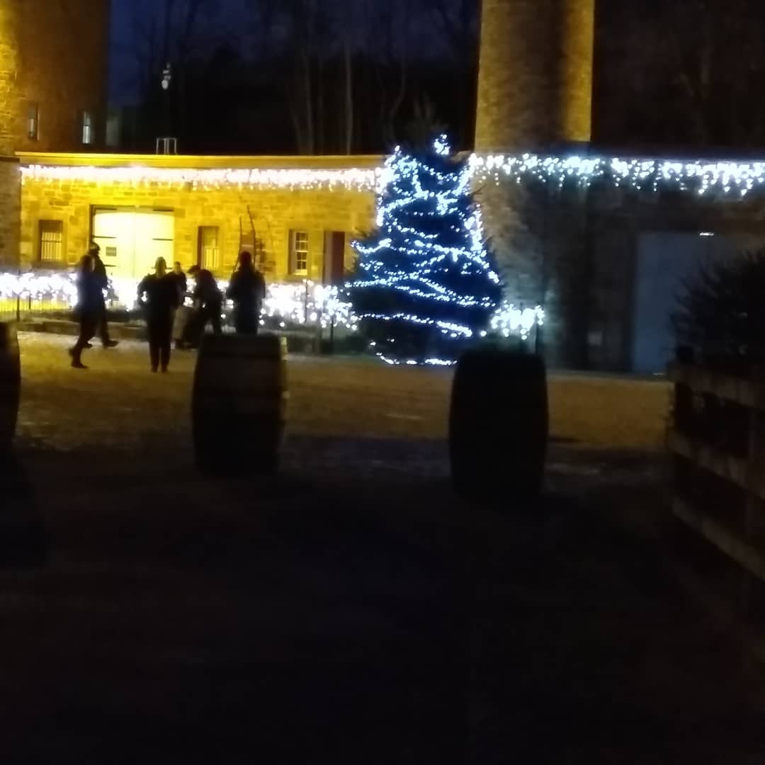 Feeling all festive now having been to #annandaledistillery Xmas carol evening. Beautiful setting & it was bright & cold so felt very Xmassy 😁🎄

#xmascarols #localbusiness #dumfriesandgalloway